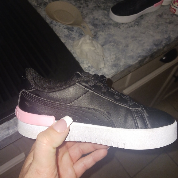 Pumas size 10 $20 Vans size 11 $25 - Picture 4 of 7